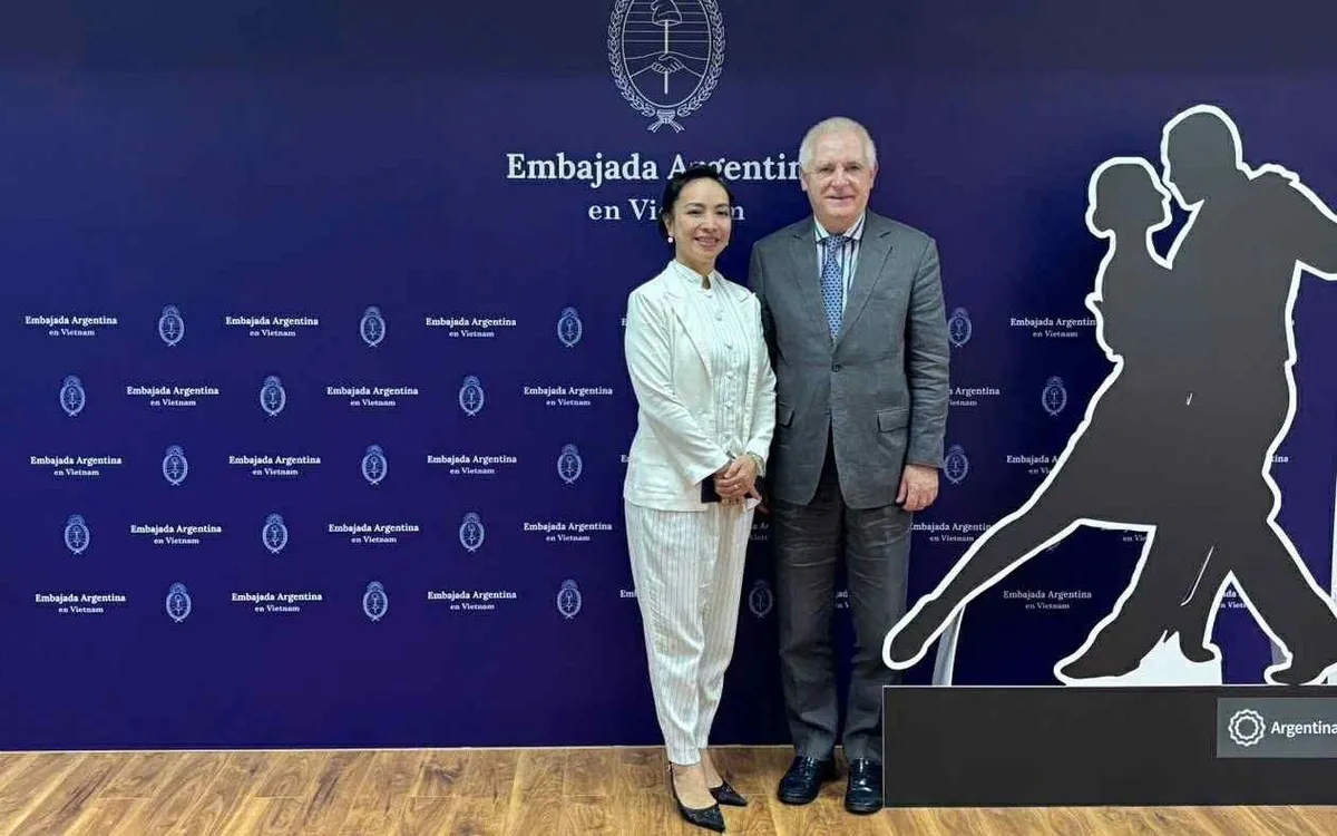 Đại sứ Argentina tại Việt Nam Marcos A. Bednarski gặp mặt vũ công Alice Nguyễn Thị Thanh Phương tại trụ sở ĐSQ Argentina tại Hà Nội.