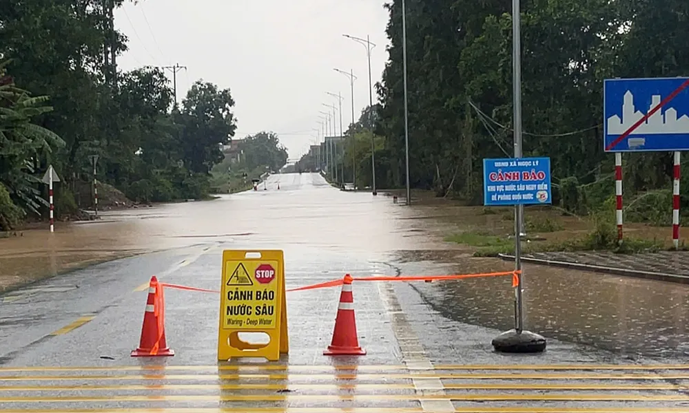 Bắc Ninh: Nhiều tuyến đường giao thông ngập úng, sạt lở sau hoàn lưu bão số 11 - Ảnh 3.