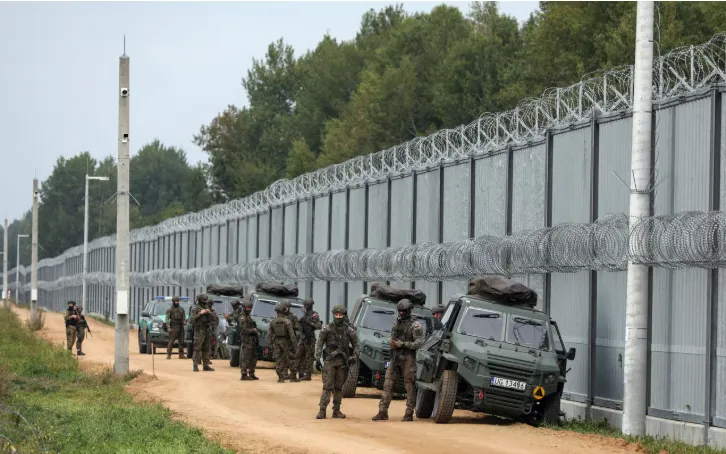 Binh lính Ba Lan đứng gác bên hàng rào biên giới trên biên giới Ba Lan-Belarus, tại Krynki, Ba Lan, ngày 31/8/2025. (Ảnh: EPA)