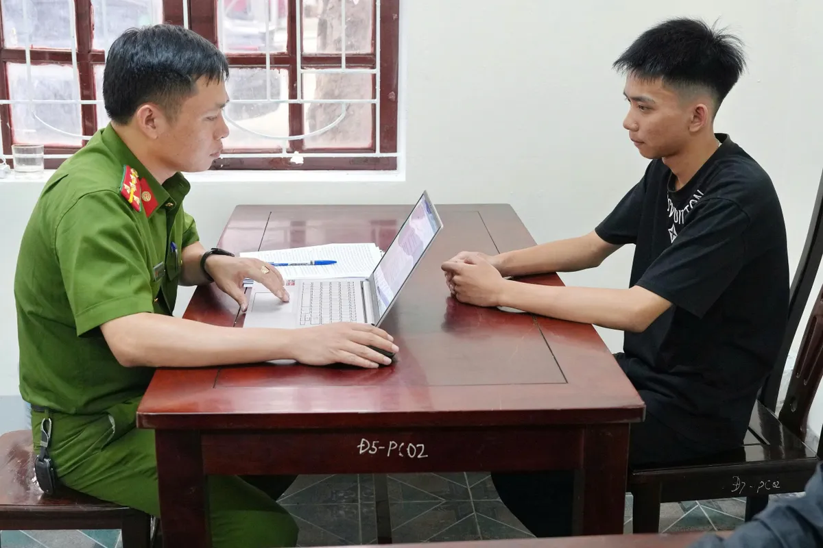 Nghệ An: Bắt 11 thanh niên ẩu đả trong đêm, một người bị thương nặng - Ảnh 1.