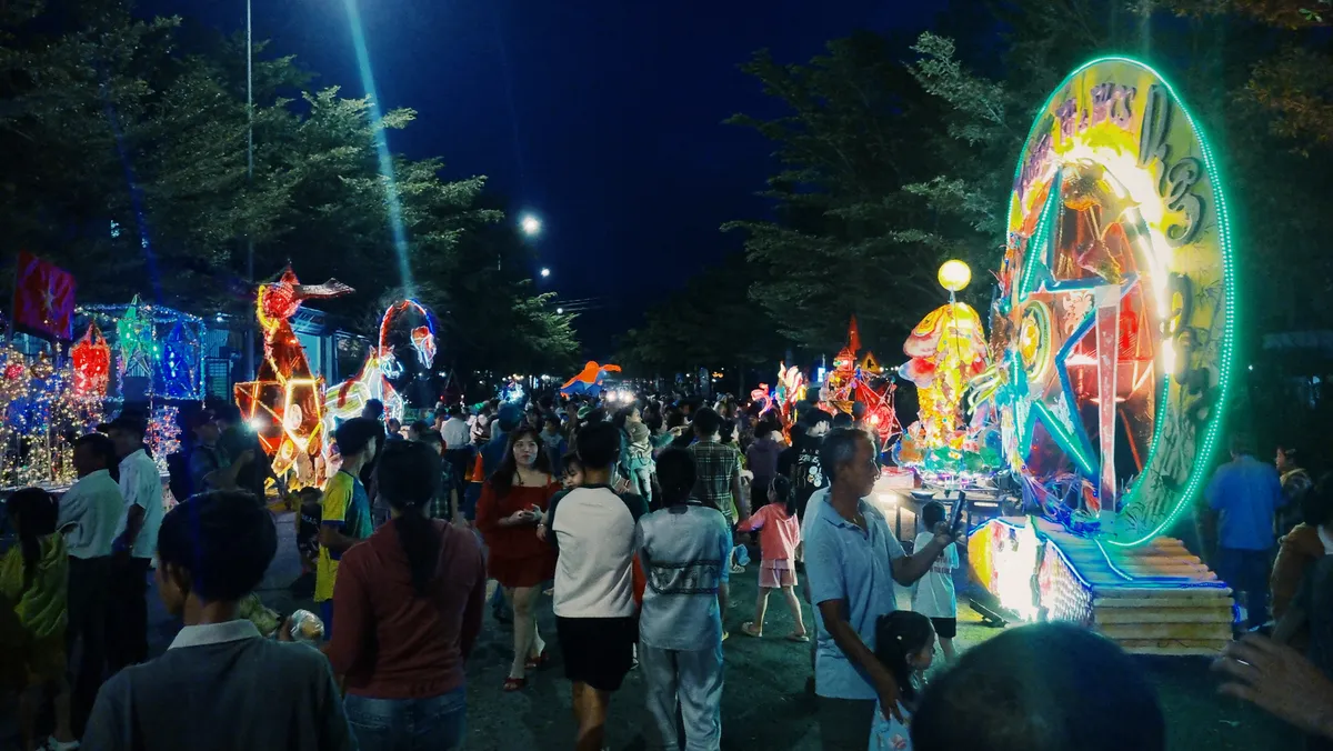 Khánh Hoà: Sắc màu lồng đèn truyền thống ở thành cổ Diên Khánh- Ảnh 9.