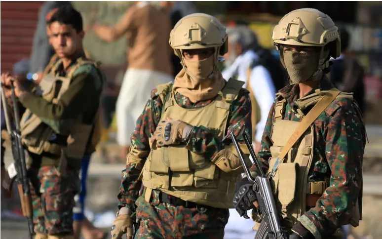 Binh lính Houthi tuần tra ở Sanaa, Yemen (Ảnh: EPA)