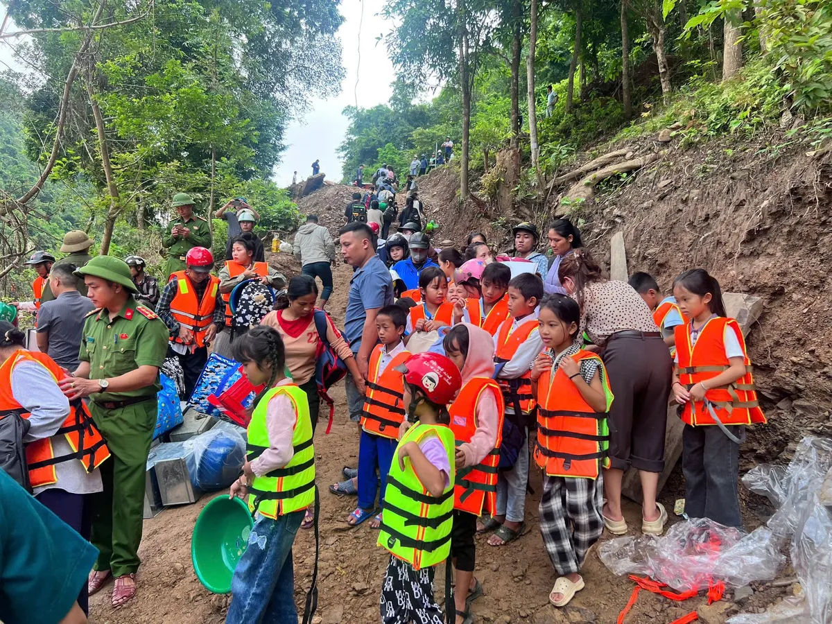 Xã miền núi Nghệ An dùng thuyền đưa các em học sinh tựu trường sau lũ- Ảnh 1.