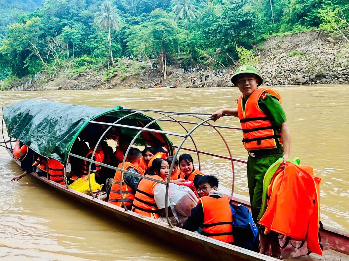 Xã miền núi Nghệ An dùng thuyền đưa các em học sinh tựu trường sau lũ- Ảnh 2.