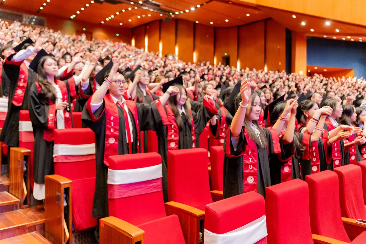 Hơn 2.000 sinh viên Ngoại thương nhận bằng, nhiều thủ khoa đạt điểm tuyệt đối- Ảnh 3.