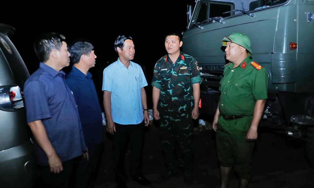 Bắc Ninh: Trắng đêm hộ đê, căng mình ứng phó lũ lớn - Ảnh 1.