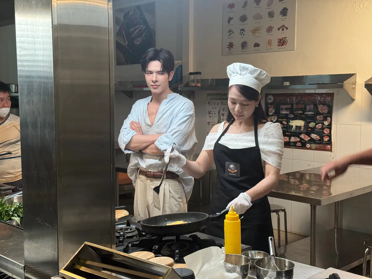 Loạt ảnh cực ngọt của tổng tài và 'cô hàng xóm' trong Gió ngang khoảng trời xanh - Ảnh 5.