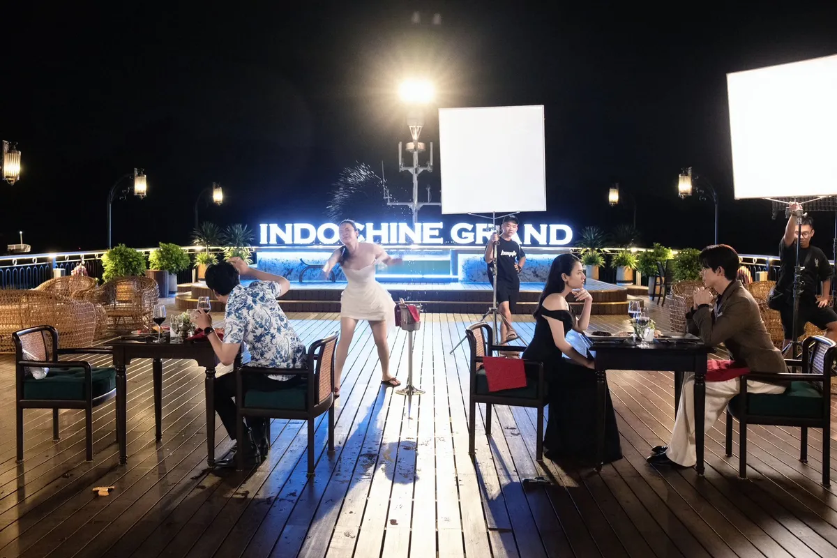 Loạt ảnh cực ngọt của tổng tài và 'cô hàng xóm' trong Gió ngang khoảng trời xanh - Ảnh 10.