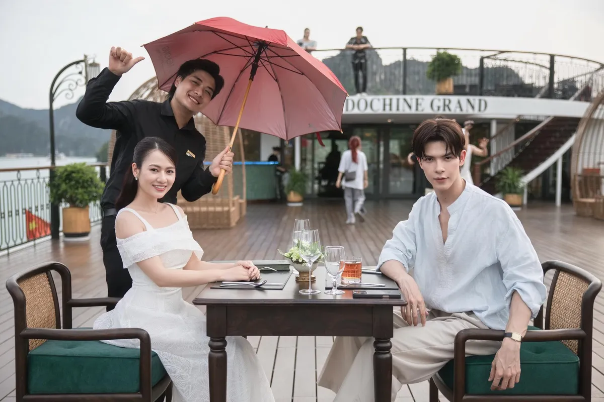 Loạt ảnh cực ngọt của tổng tài và 'cô hàng xóm' trong Gió ngang khoảng trời xanh - Ảnh 6.