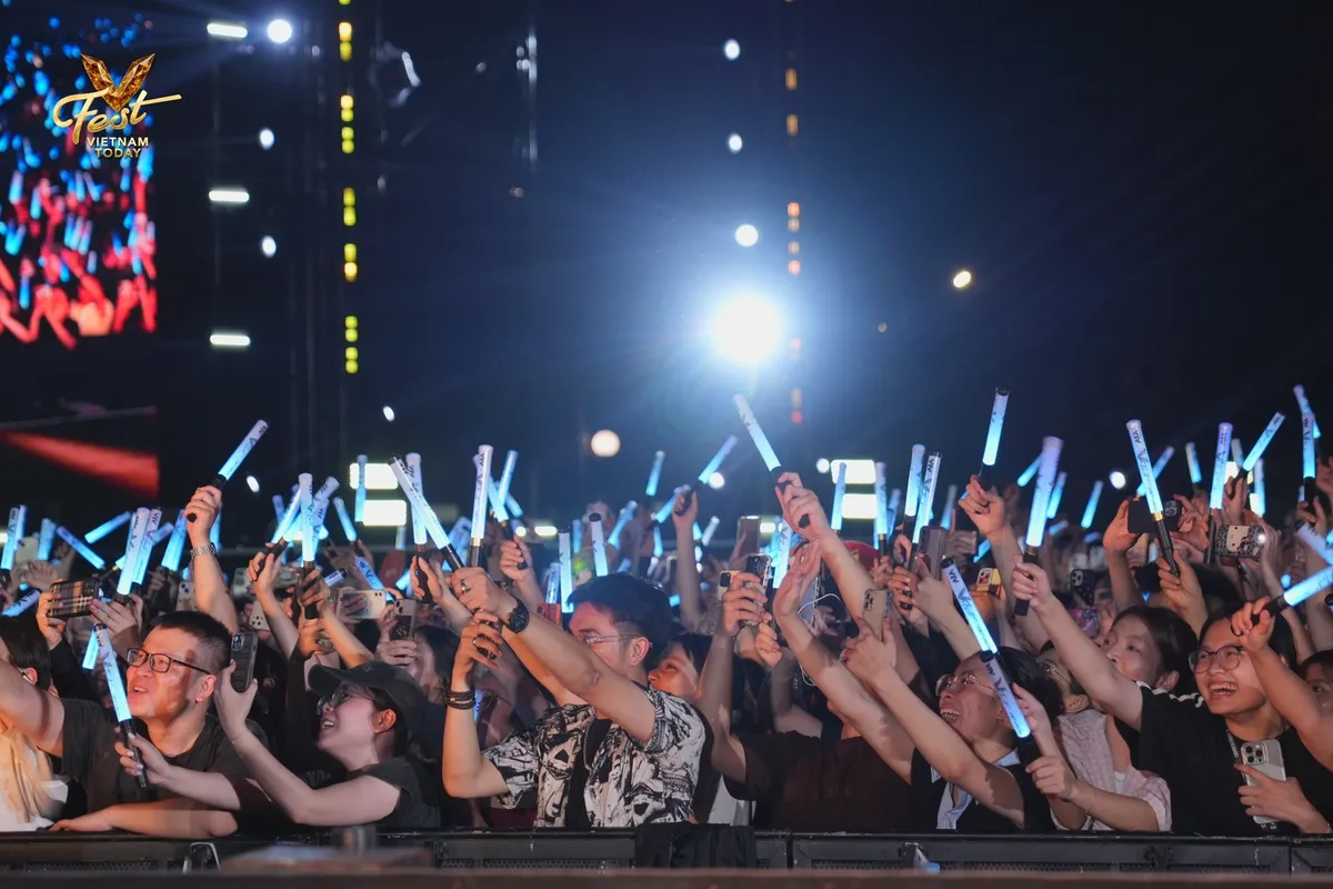 Vũ. mang loạt hit biến sân khấu V Fest thành “biển đồng ca” của 22.000 khán giả - Ảnh 3.