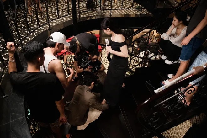 Loạt ảnh cực ngọt của tổng tài và 'cô hàng xóm' trong Gió ngang khoảng trời xanh - Ảnh 4.