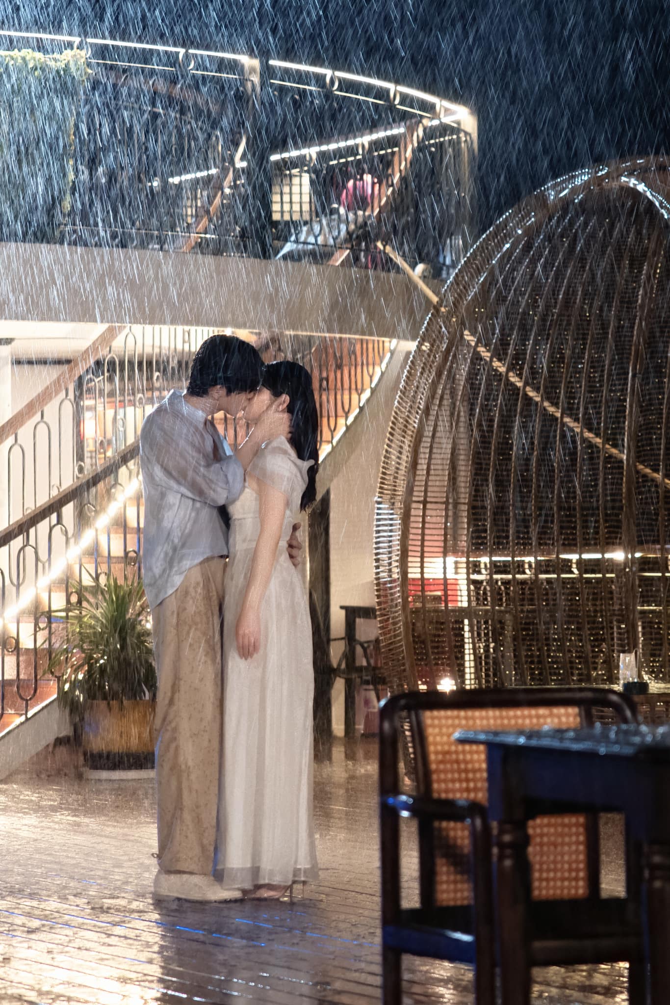 Hậu trường nụ hôn dưới mưa siêu lãng mạn của 'tổng tài' Gió ngang khoảng trời xanh - Ảnh 5.