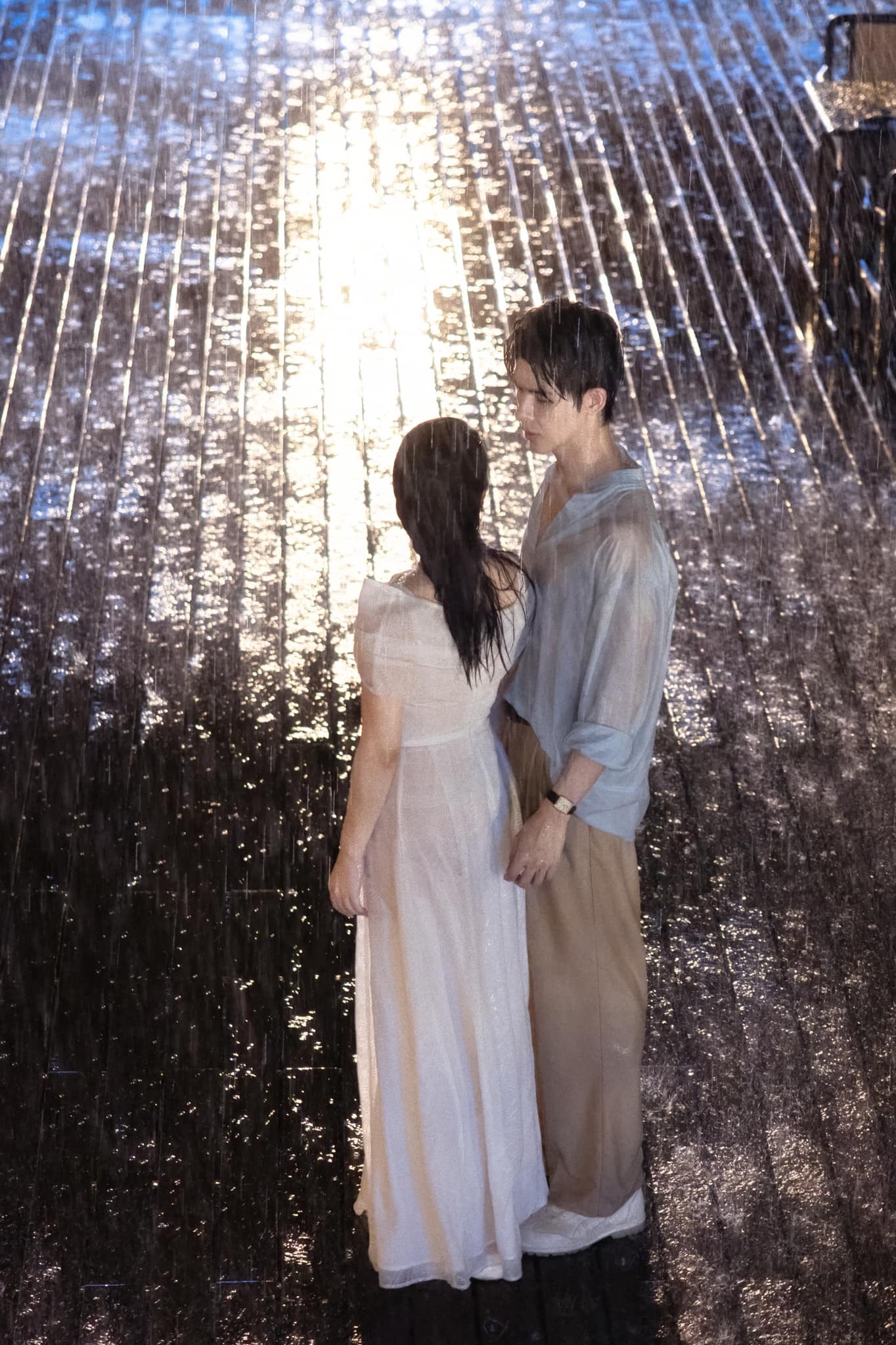 Hậu trường nụ hôn dưới mưa siêu lãng mạn của 'tổng tài' Gió ngang khoảng trời xanh - Ảnh 7.