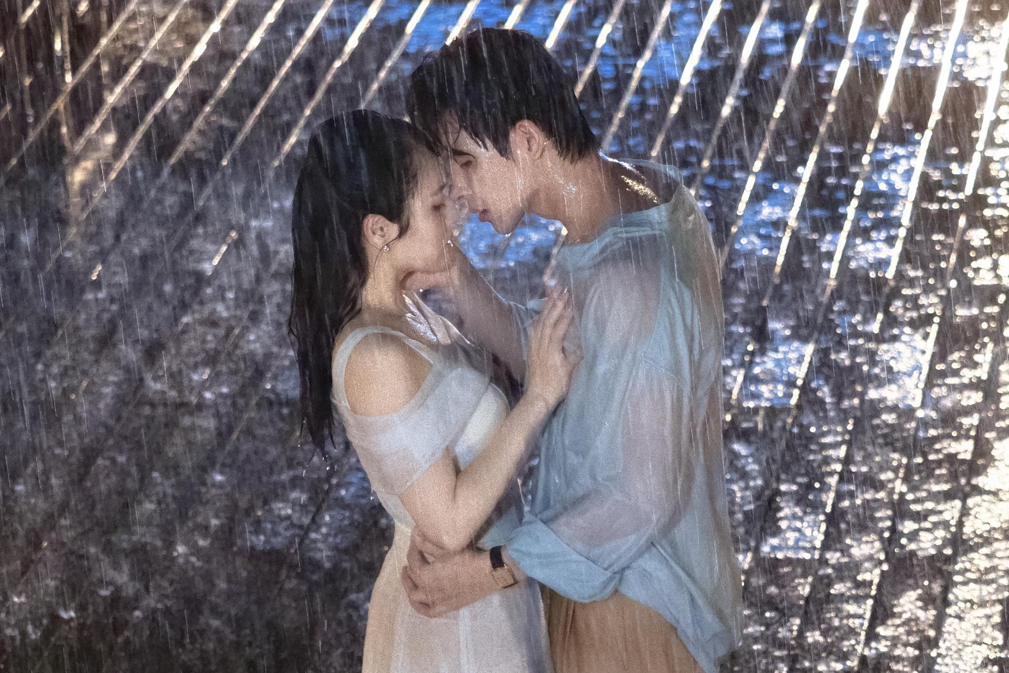 Hậu trường nụ hôn dưới mưa siêu lãng mạn của 'tổng tài' Gió ngang khoảng trời xanh - Ảnh 6.