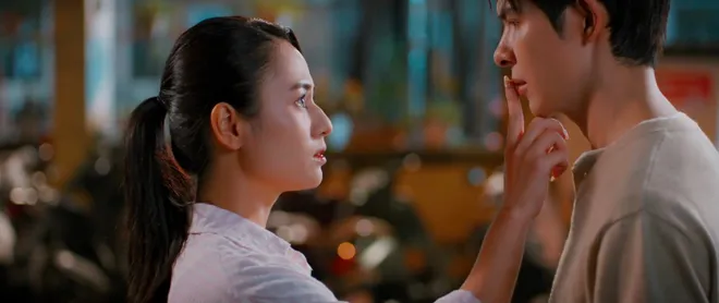 Gió ngang khoảng trời xanh - Tập 24: Tặng dây chuyền hơn 100 triệu, 'tổng tài' qua đêm ở phòng trọ của Ngân - Ảnh 4.