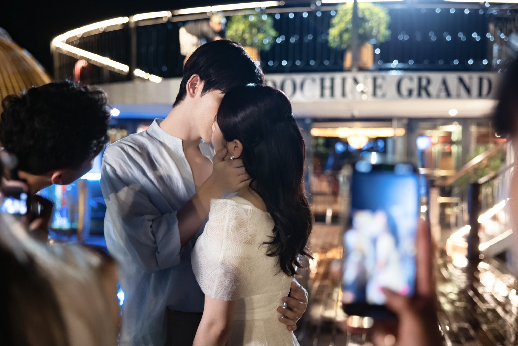 Hậu trường nụ hôn dưới mưa siêu lãng mạn của 'tổng tài' Gió ngang khoảng trời xanh - Ảnh 2.