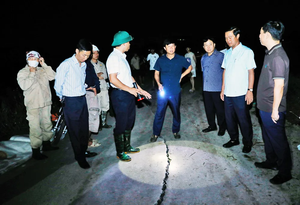 Bắc Ninh: Trắng đêm hộ đê, căng mình ứng phó lũ lớn - Ảnh 2.