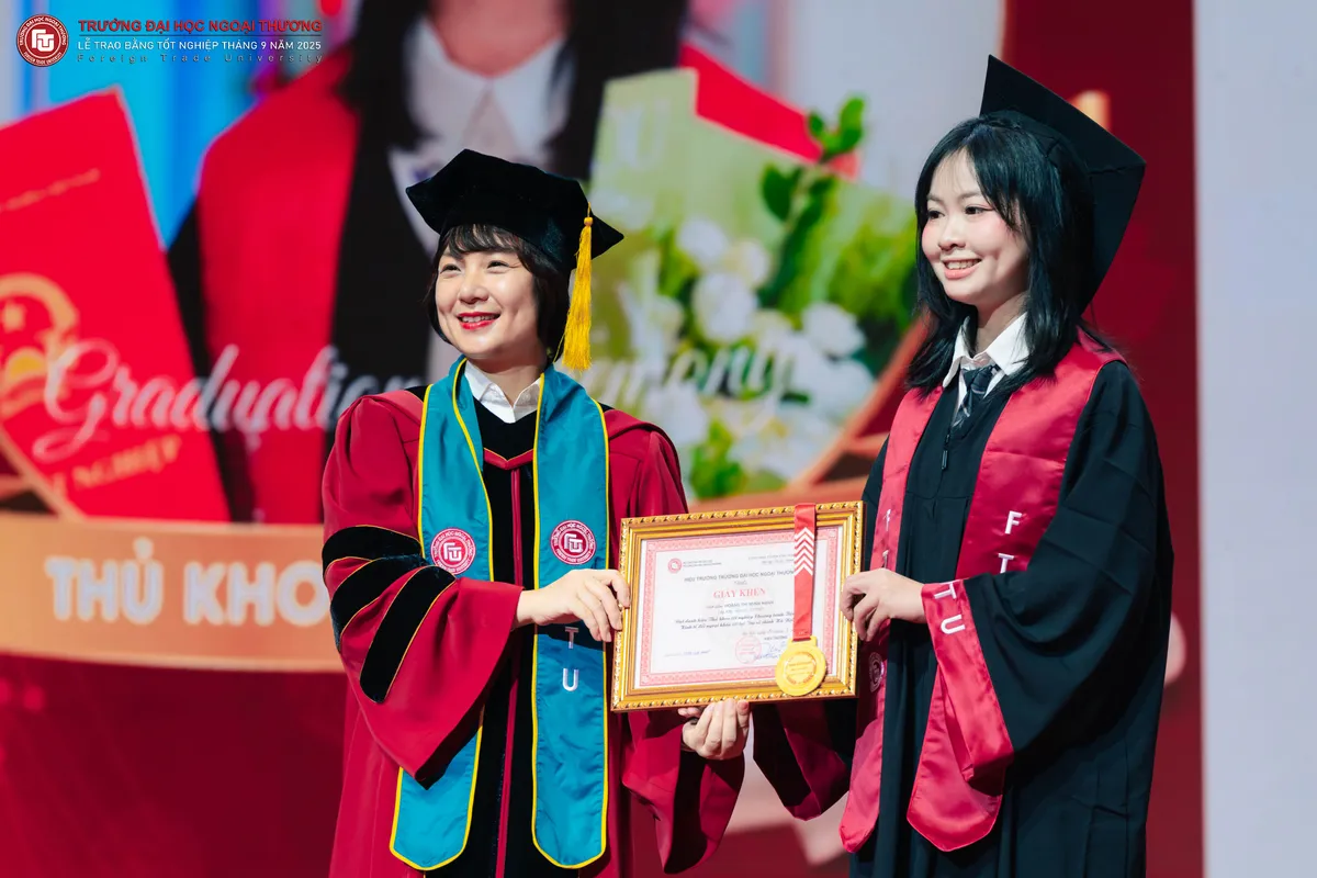 'Mỗi ngày tiến bộ một chút' và hành trình thủ khoa Ngoại thương chạm tới GPA tuyệt đối - Ảnh 2.