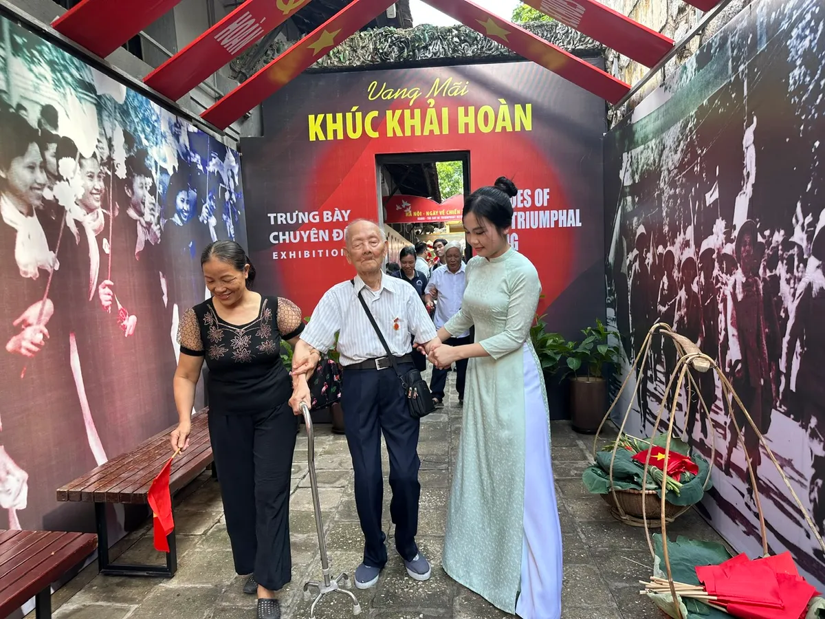 Trưng bày “Vang mãi khúc khải hoàn”: Sống lại ký ức hào hùng - Ảnh 1.