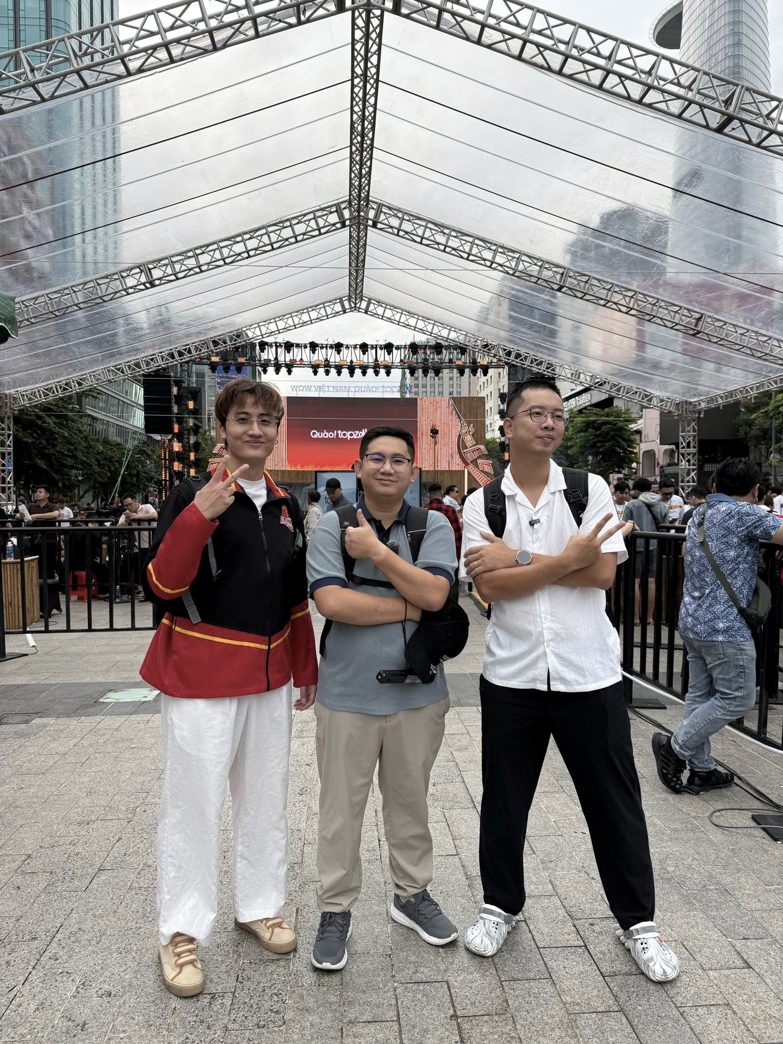 Người dùng Việt lần đầu cầm iPhone 17 ngay ngày mở bán toàn cầu - Ảnh 1.