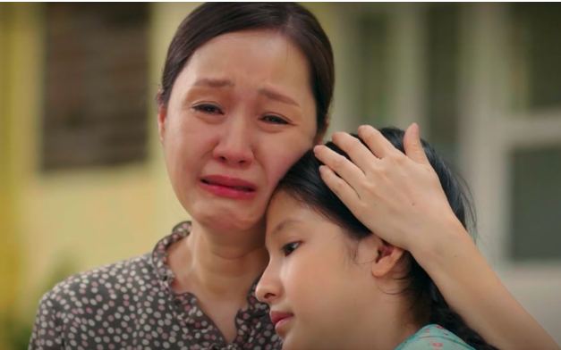 Cách em 1 milimet - Tập 7: Đám trẻ dốc lòng kiếm tiền giúp bạn mổ tim, bài viết của Tú được đăng báo - Ảnh 22.