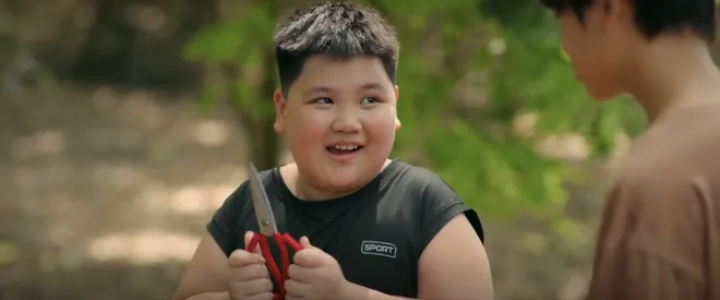 Cách em 1 milimet - Tập 7: Đám trẻ dốc lòng kiếm tiền giúp bạn mổ tim, bài viết của Tú được đăng báo - Ảnh 15.