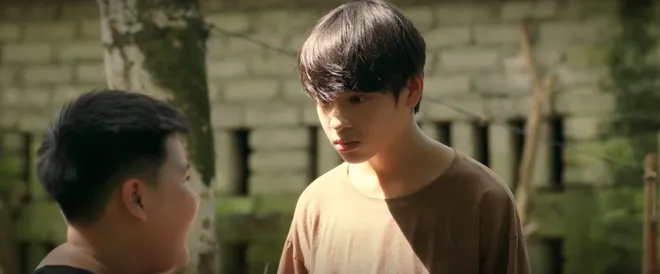 Cách em 1 milimet - Tập 7: Đám trẻ dốc lòng kiếm tiền giúp bạn mổ tim, bài viết của Tú được đăng báo - Ảnh 16.