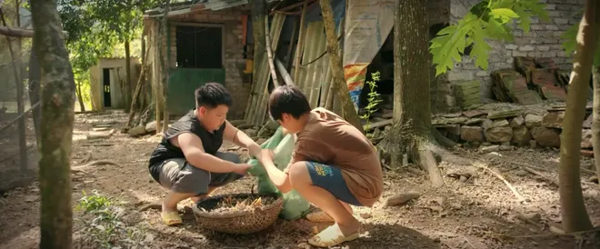 Cách em 1 milimet - Tập 7: Đám trẻ dốc lòng kiếm tiền giúp bạn mổ tim, bài viết của Tú được đăng báo - Ảnh 17.