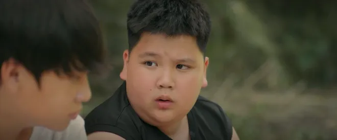 Cách em 1 milimet - Tập 8: Biên tạm biệt bạn bè đi vào miền Nam với bố - Ảnh 20.