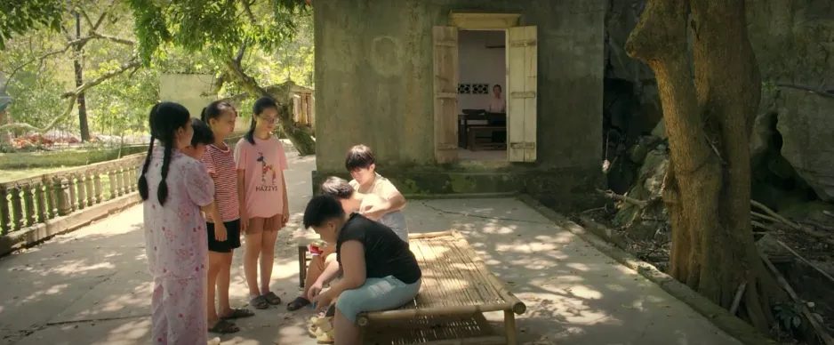 Cách em 1 milimet - Tập 8: Biên tạm biệt bạn bè đi vào miền Nam với bố - Ảnh 27.