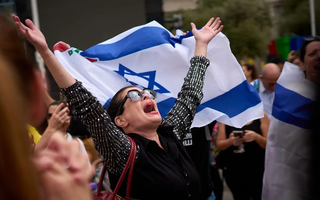 Người dân ăn mừng sau khi Israel và Hamas đồng thuận về giai đoạn một của kế hoạch hòa bình ở Gaza, tại Tel Aviv, Israel, ngày 9/10 (Ảnh: AP)