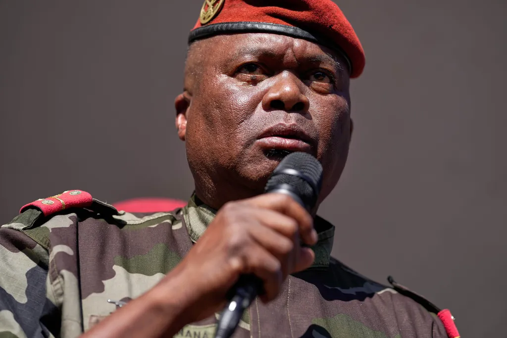 Quân đội Madagascar giành quyền kiểm soát đất nước- Ảnh 1.