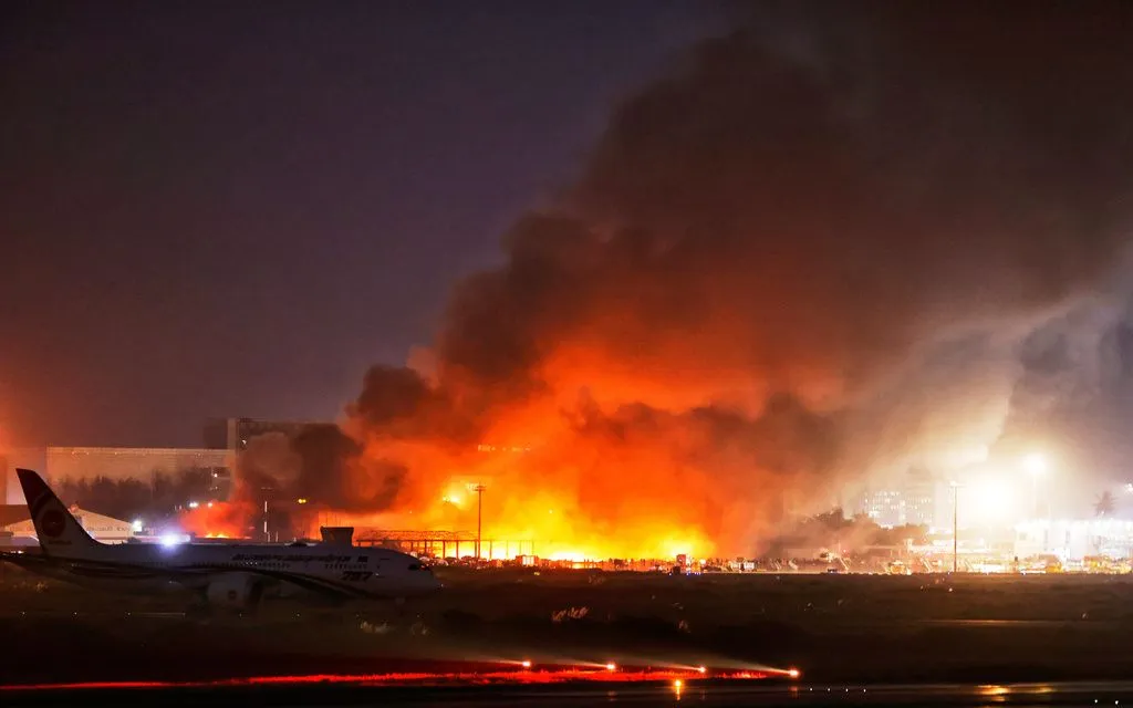 Khói lửa bốc lên nghi ngút tại ga hàng hóa của sân bay quốc tế Hazrat Shahjalal ở Dhaka, Bangladesh, ngày 18/10 (Ảnh: AP)