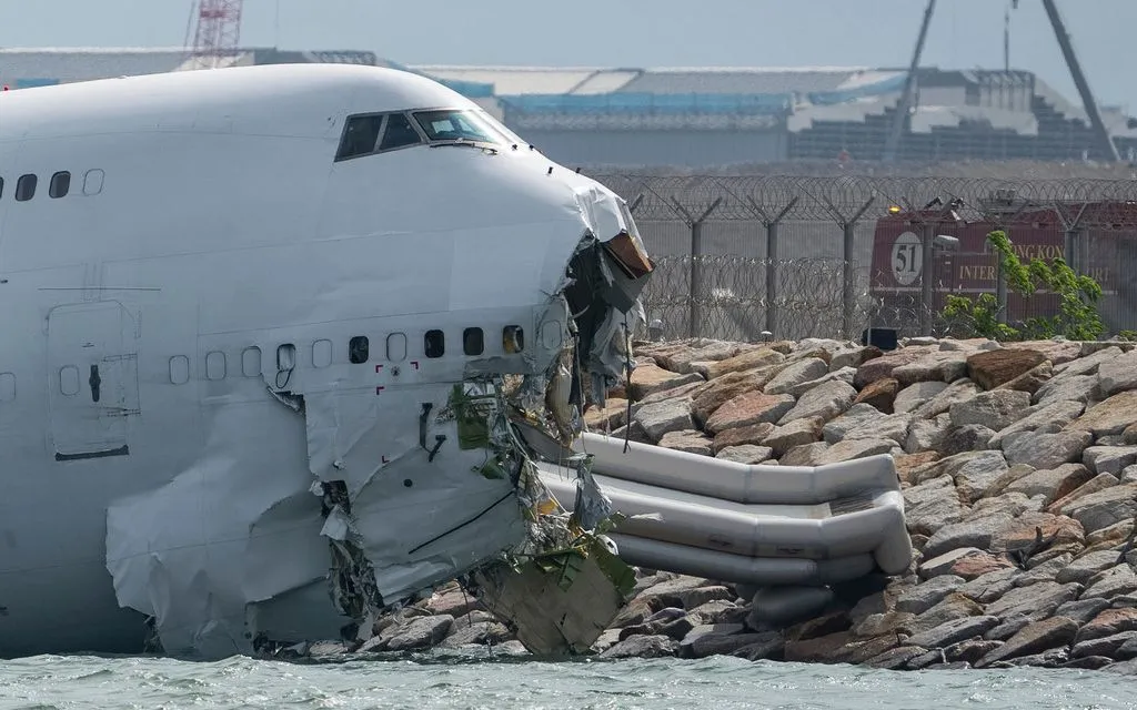 Máy bay chở hàng trượt khỏi đường băng tại sân bay Hong Kong (Trung Quốc), ngày 20/10/2025. (Ảnh: AP)