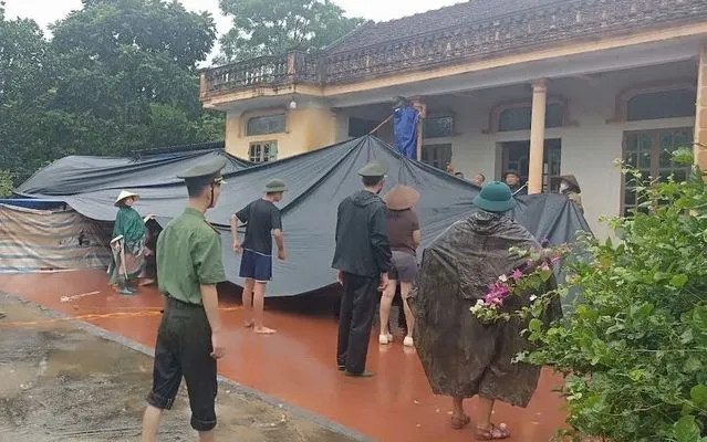 Lực lượng chức năng tỉnh Bắc Ninh hỗ trợ nhân dân sơ tán tài sản, vật nuôi, phòng tránh mưa bão. (Ảnh: TTXVN phát)