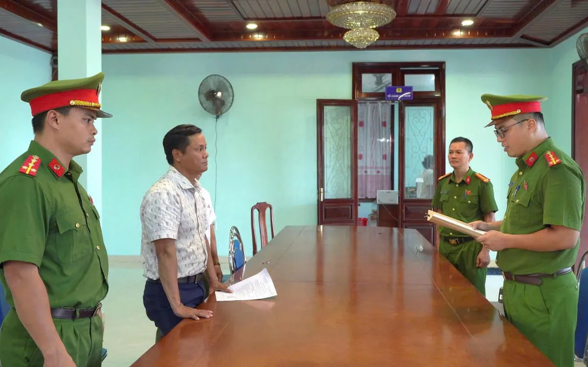 Cơ quan CSĐT Công an TP Huế đọc lệnh bắt tạm giam đối tượng Dương Đăng Khoa. Nguồn: CAND