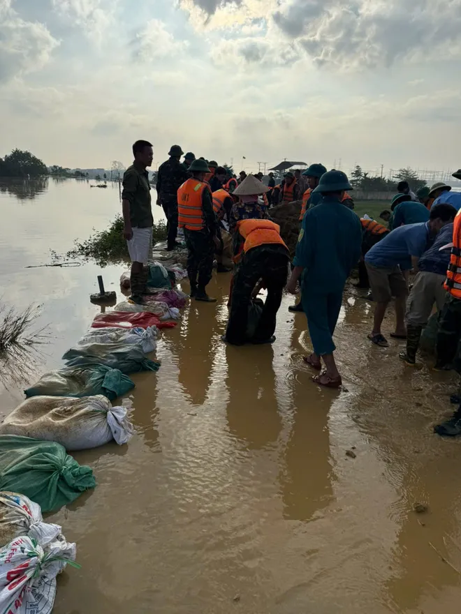 Bắc Ninh: Trắng đêm hộ đê, căng mình ứng phó lũ lớn - Ảnh 4.