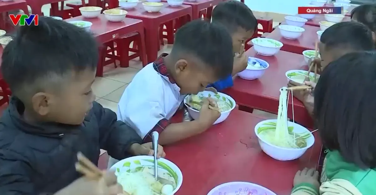 Bữa ăn sáng miễn phí - Ấm lòng học trò vùng cao - Ảnh 1.