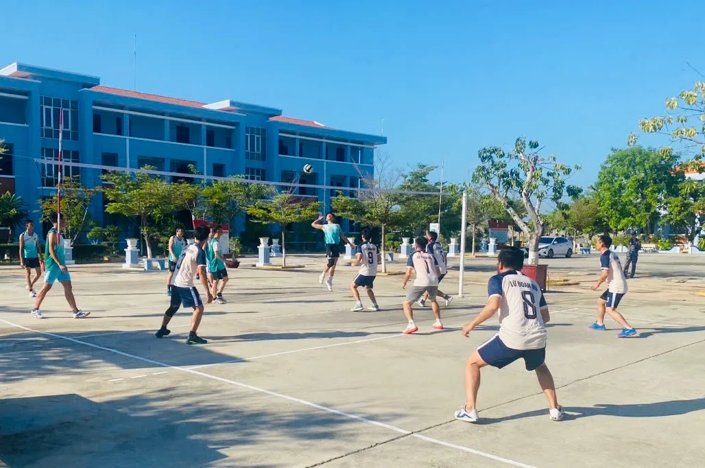 Vùng 4 Hải quân: Khai mạc giải thể dục thể thao chào mừng kỷ niệm 50 năm Ngày truyền thống - Ảnh 3.