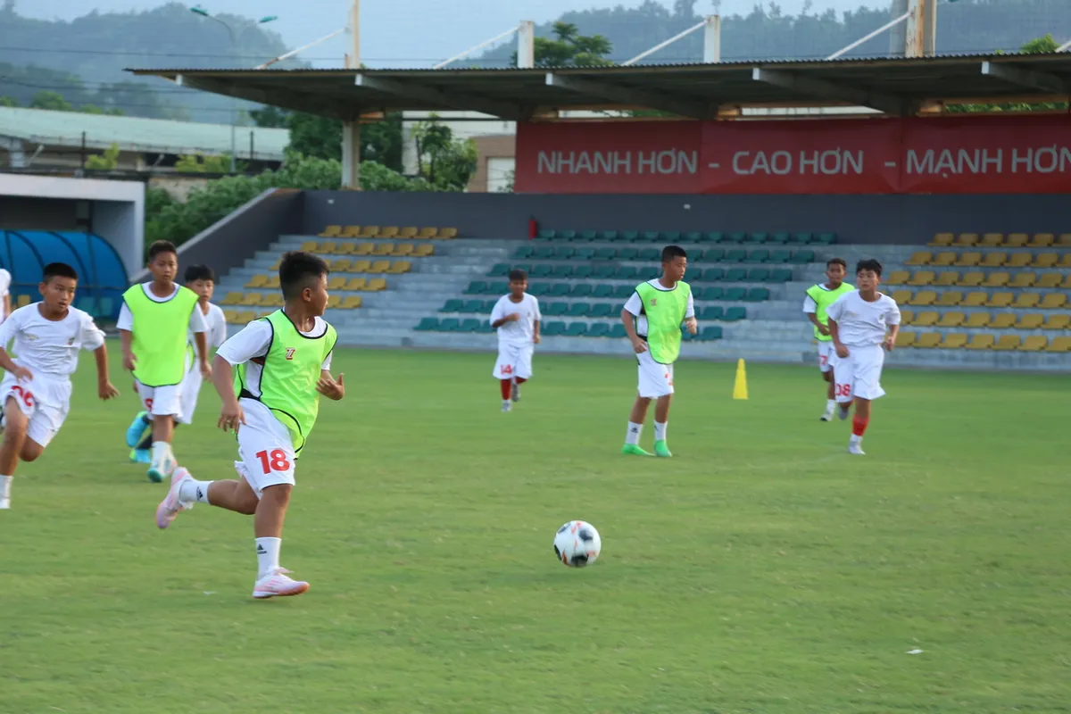 Chia tay cầu thủ nhí đầu tiên trong Top 15 - Ảnh 1.