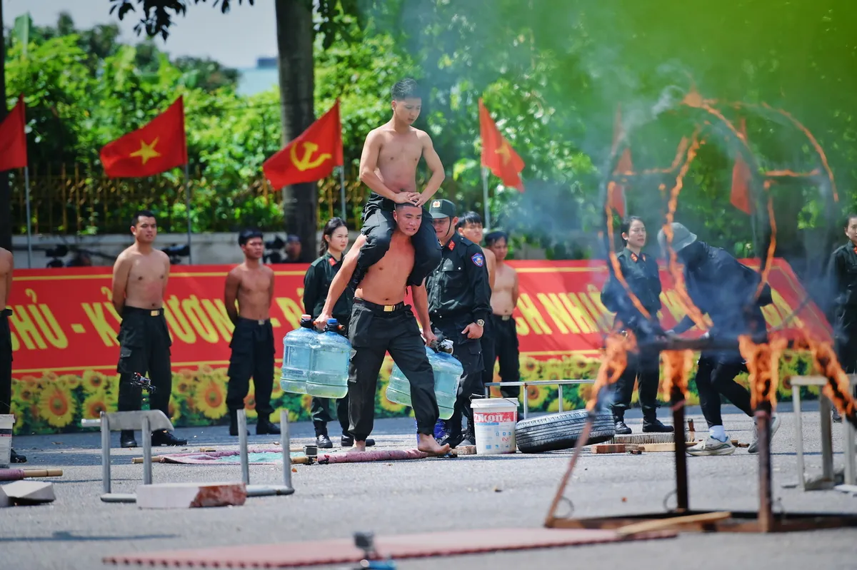 Chiến sĩ quả cảm - Tập 11: Tái hiện cuộc giải cứu con tin từ hang ổ tội phạm buôn người - Ảnh 4.