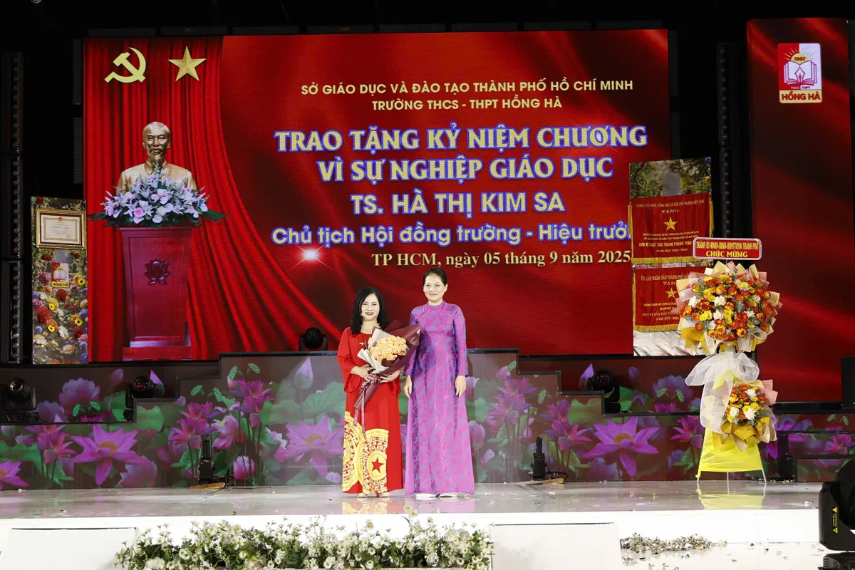 Ba trường tại TP Hồ Chí Minh đón nhận Huân chương Lao động hạng Nhì trong Lễ khai giảng- Ảnh 4.