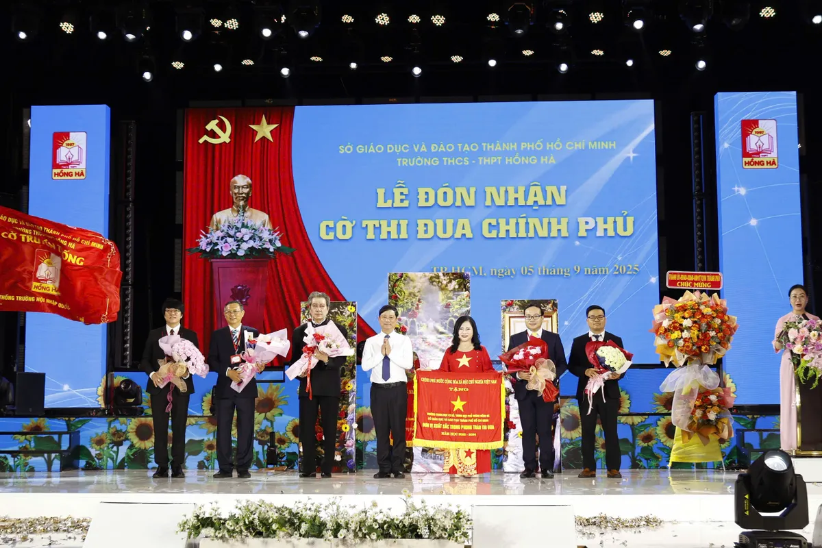 Ba trường tại TP Hồ Chí Minh đón nhận Huân chương Lao động hạng Nhì trong Lễ khai giảng- Ảnh 3.