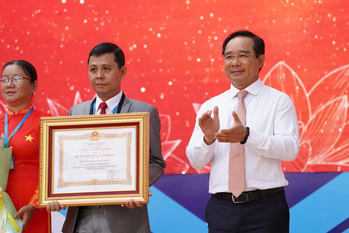 Ba trường tại TP Hồ Chí Minh đón nhận Huân chương Lao động hạng Nhì trong Lễ khai giảng- Ảnh 1.