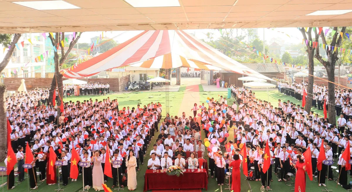 Hơn 1.000 học sinh trường THCS Đông Hội tham dự lễ khai giảng đặc biệt năm 2025 - 2026- Ảnh 1.