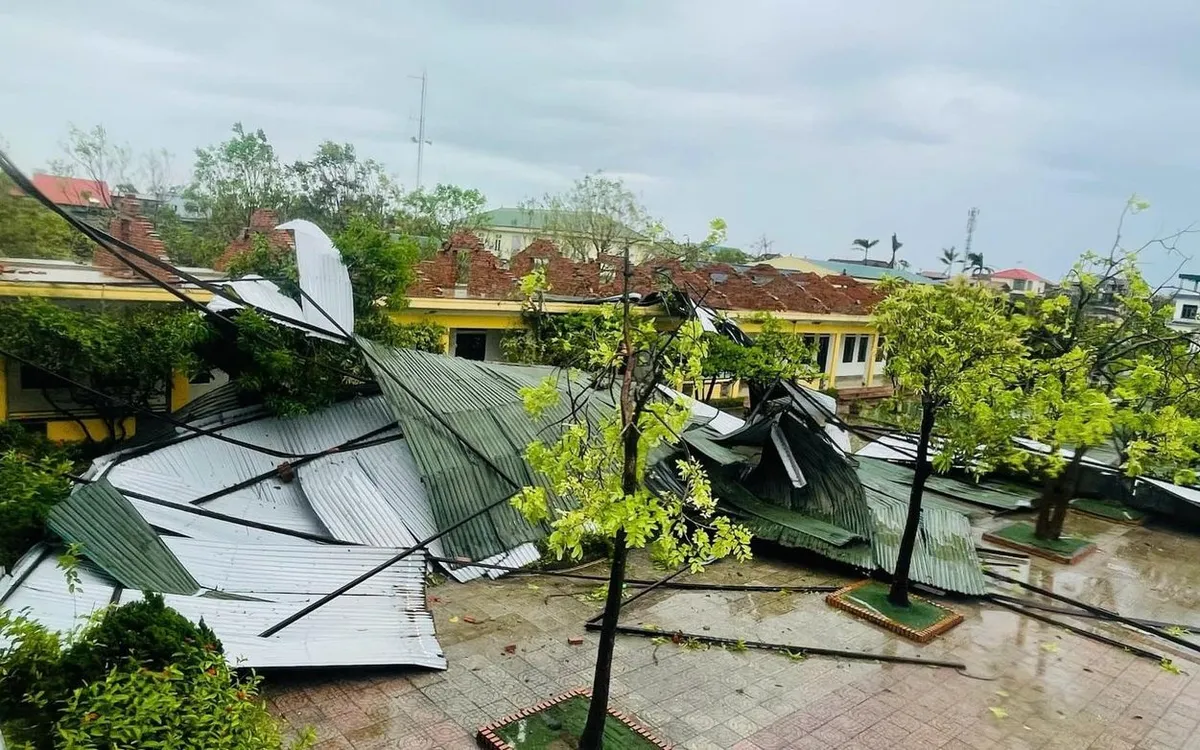 Trường học ở Hà Tĩnh tan hoang sau bão số 10. Ảnh: TPO.