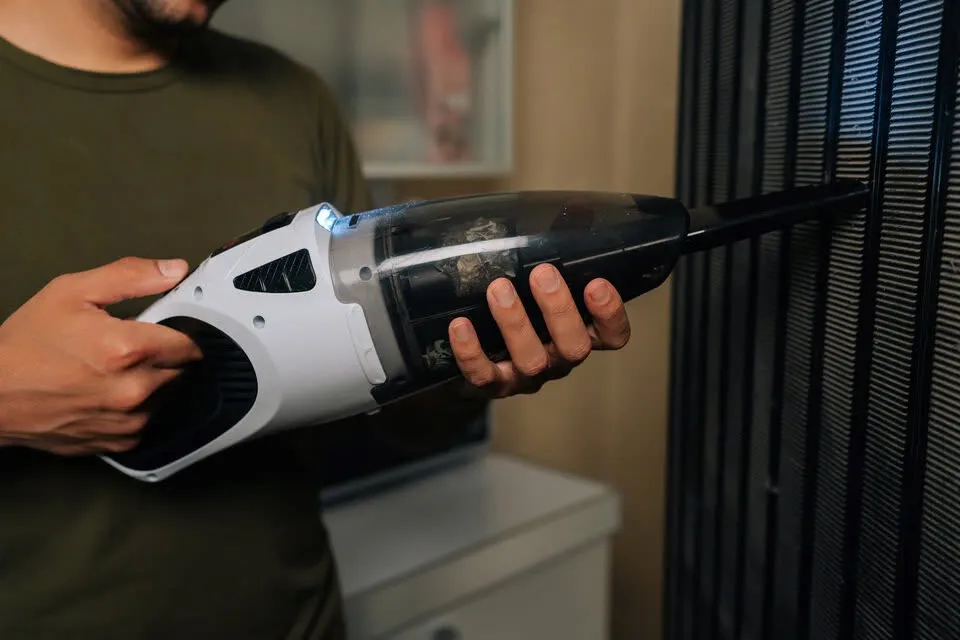 Làm sạch khe thông gió giúp tủ lạnh tiết kiệm điện và bền hơn - Ảnh 1.