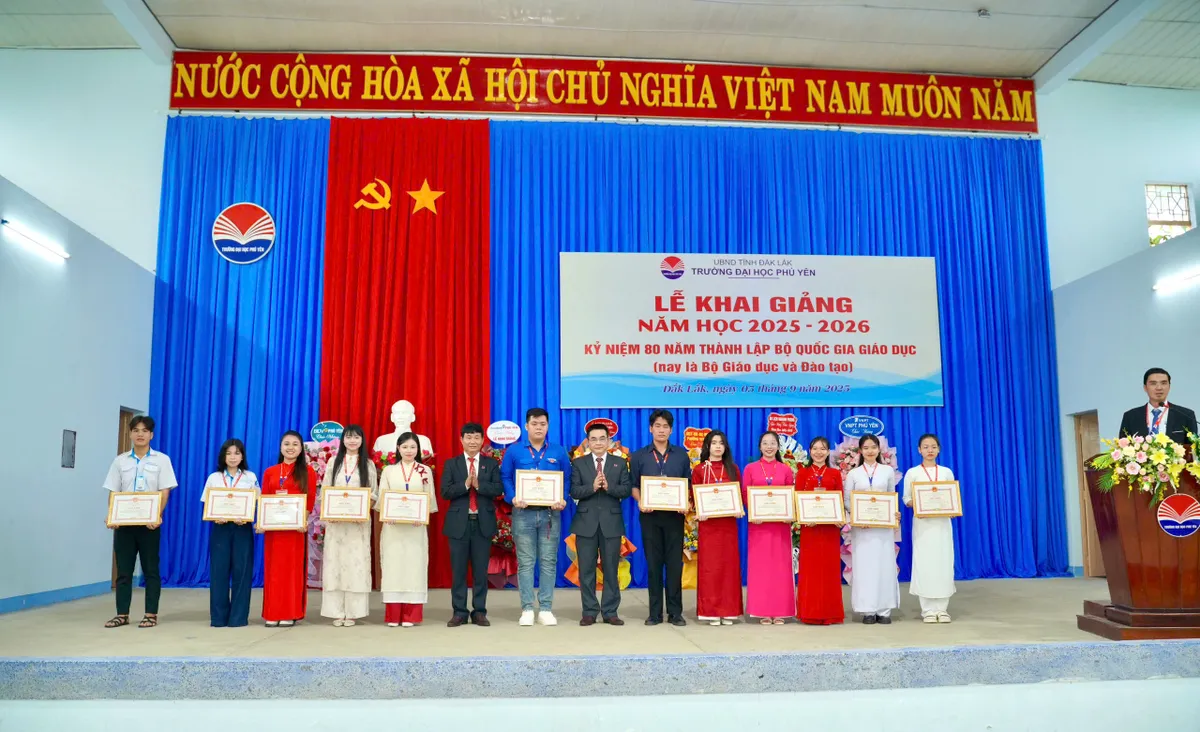 Niềm vui ngày khai giảng lan tỏa từ vùng biên giới đến miền biển- Ảnh 5.