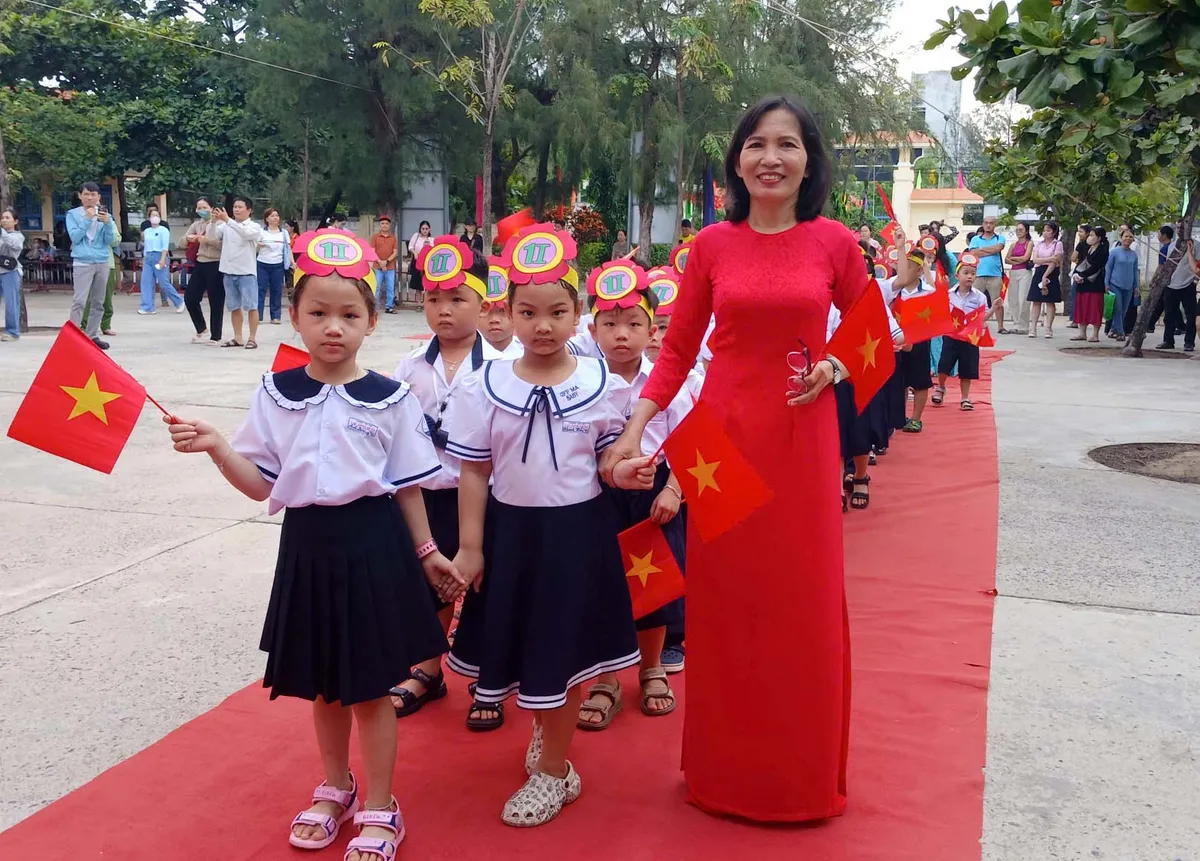 Niềm vui ngày khai giảng lan tỏa từ vùng biên giới đến miền biển- Ảnh 4.