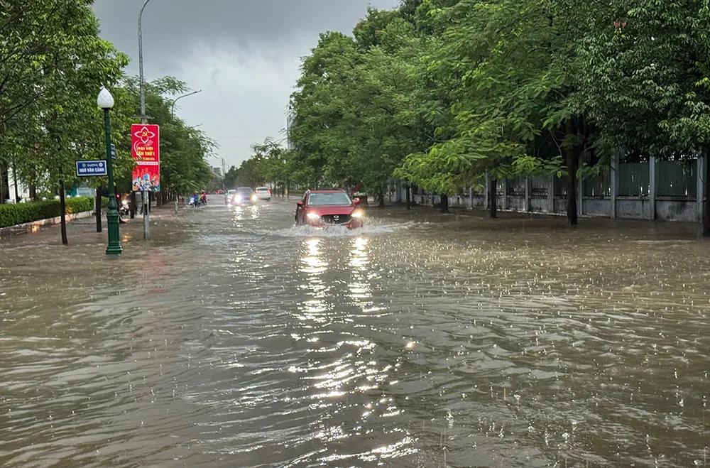 Bắc Ninh: Nhiều tuyến đường giao thông ngập úng, sạt lở sau hoàn lưu bão số 11 - Ảnh 2.